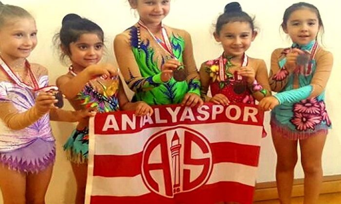 Antalyasporlu Miniklerden Cimnastik Derecesi
