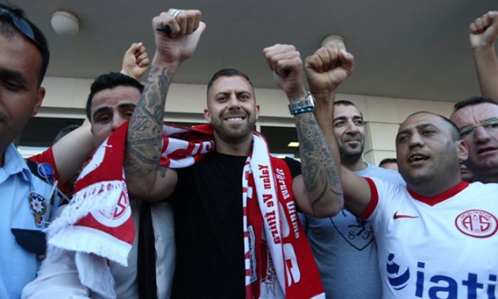 Menez Galatasaray Maçıyla Sahalara Dönüyor