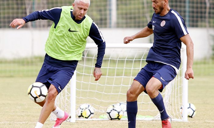 Antalyaspor’da Üç Futbolcu Ayrılıyor