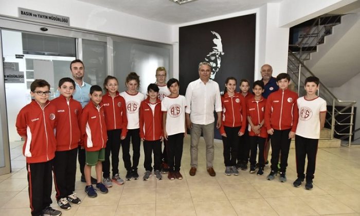 Minik Yüzücülerden Başkan Uysal’a Teşekkür