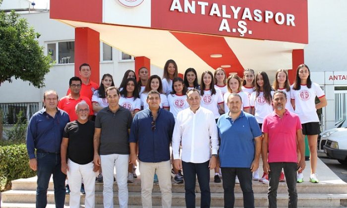 Voleybol Takımı İçin İmza ve Tanıtım Töreni Düzenlendi