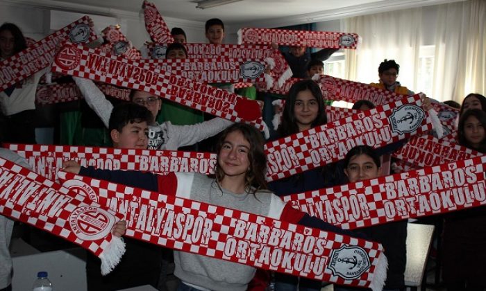 Öğrencilerin Karne Hediyesi Antalyaspor Atkısı Oldu