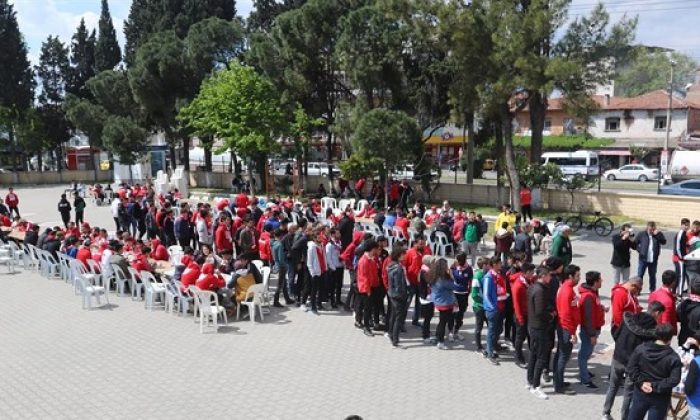 Akhisarspor Taraftarlarından Taraftarlarımıza Yemek İkramı
