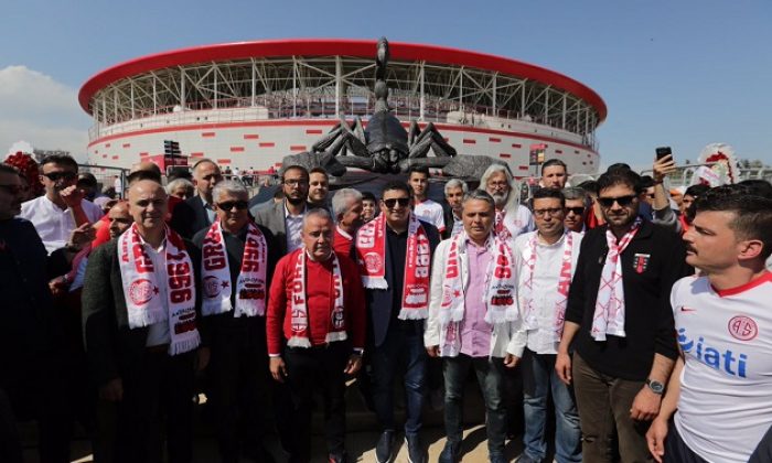 Akrep Heykeli Törenle Açıldı