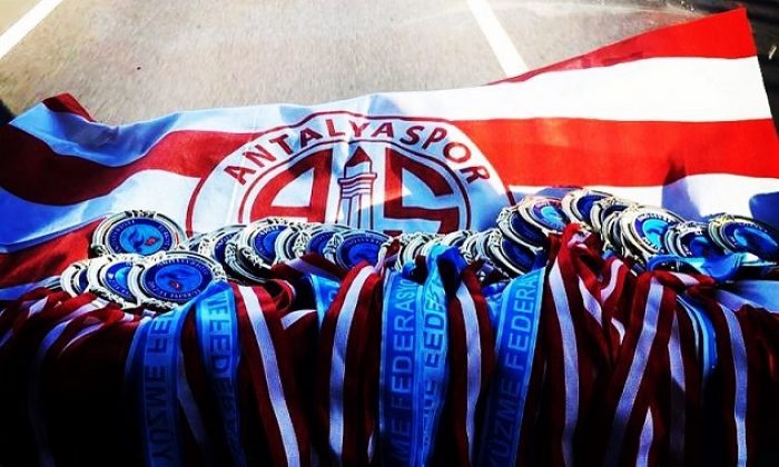 Antalyaspor Yüzme Takımı İzmir Yarışlarına Damga Vurdu
