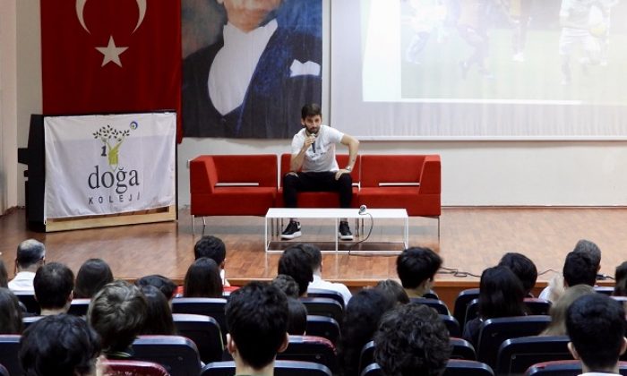 Doğukan Sinik Gençlerle Buluştu