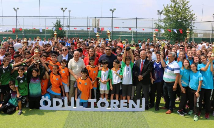 Okullar Ligi’nde Şampiyonlar Kupalarını Aldı