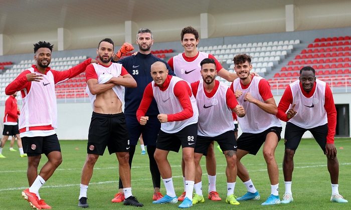 Antalyaspor Günün İlk İdmanını Sahada Gerçekleştirdi