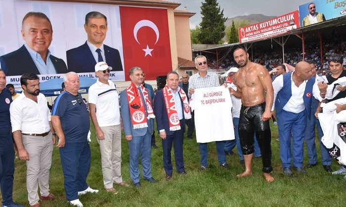 667. Tarihi Elmalı Yağlı Güreşleri’nde Antalyaspor’dan Forma Jesti
