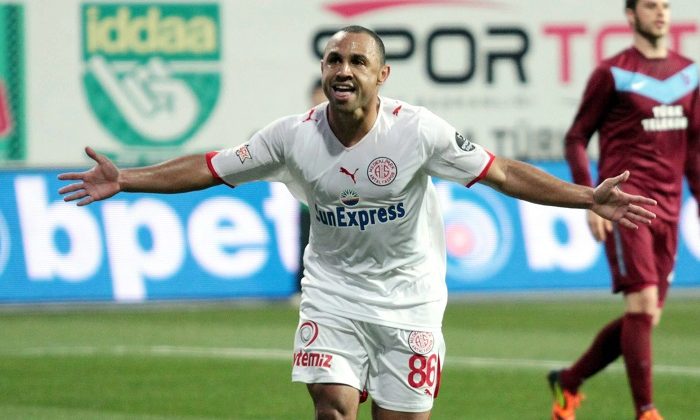 Tita Futbolculuk Kariyerine Nokta Koydu