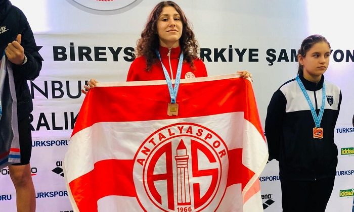 Yüzme Takımımız İstanbul’da Kürsüden İnmedi