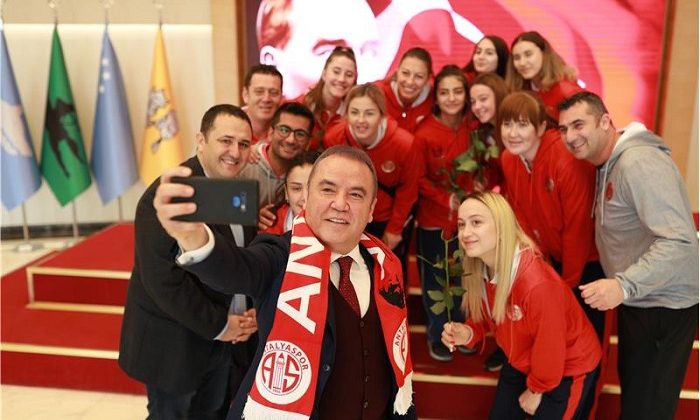 Berlin Döner Antalyaspor’dan Muhittin Böcek’e Ziyaret
