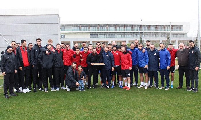 Parkenin Akreplerinden Futbol Takımına Ziyaret