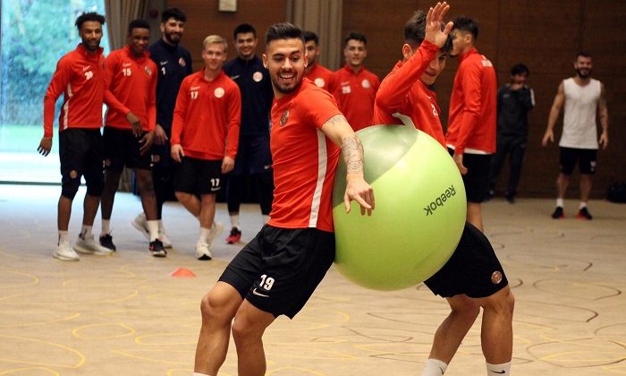 Günün İlk Antrenmanı Salonda Gerçekleştirildi