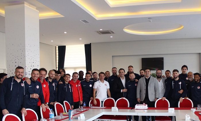 Ali Şafak Öztürk’e Maç Öncesi Kutlama