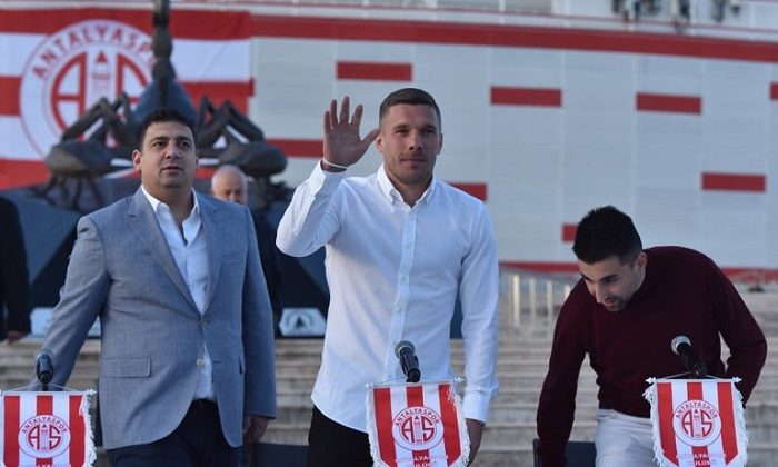 Podolski İçin Düzenlenen İmza Günü Gerçekleşti