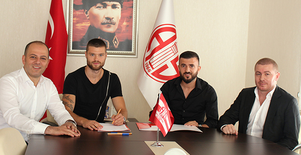 Rıdvan ve Celustka İmzaladı