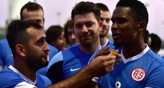 Taraftardan Futbolculara Baklava İkramı