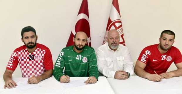 Hentbolda Üç İmza Birden