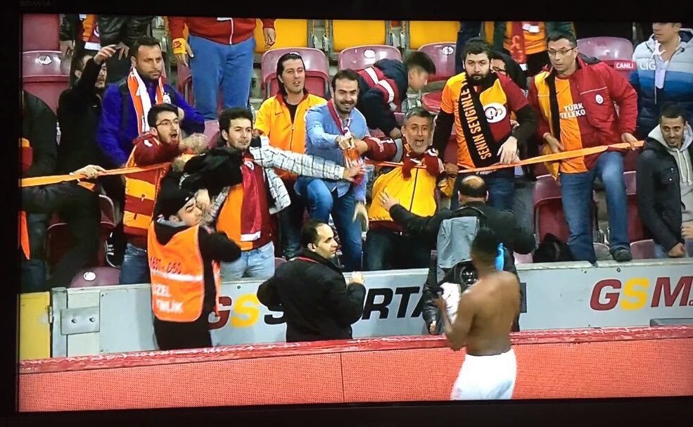 Eto’o’dan Taraftara Forma Hediyesi