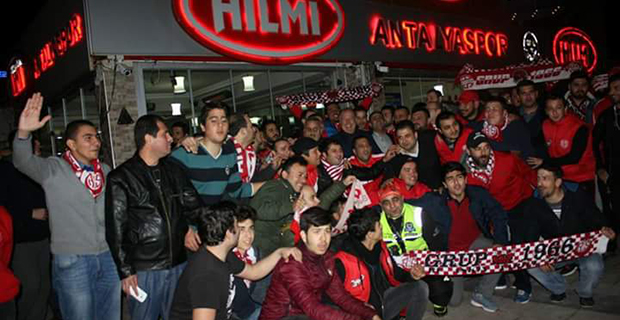 Gencer Taraftarlarla Bir Araya Geldi