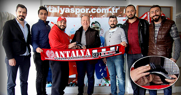 Red Soldiers’tan Gencer’e Çorap