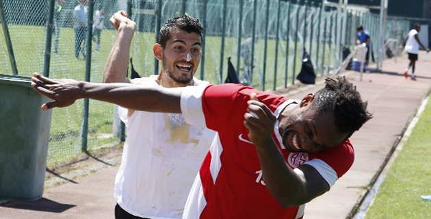 Emrah’a Yumurtalı Kutlama