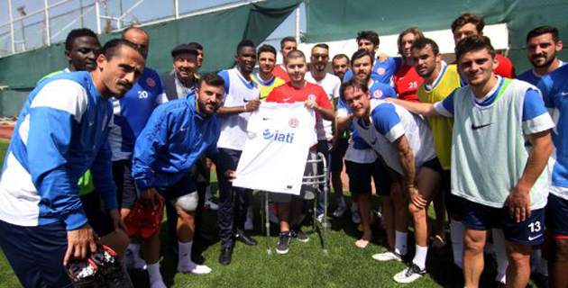 Antalyasporlu Taraftara Eto’o’dan Forma