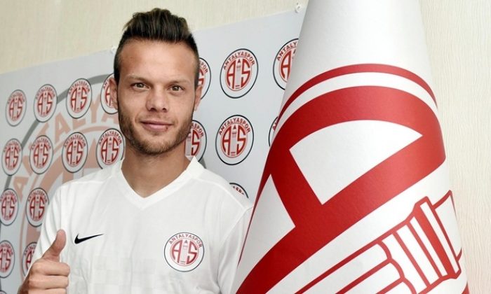 Lazarevic Antalyaspor’dan Ayrılıyor