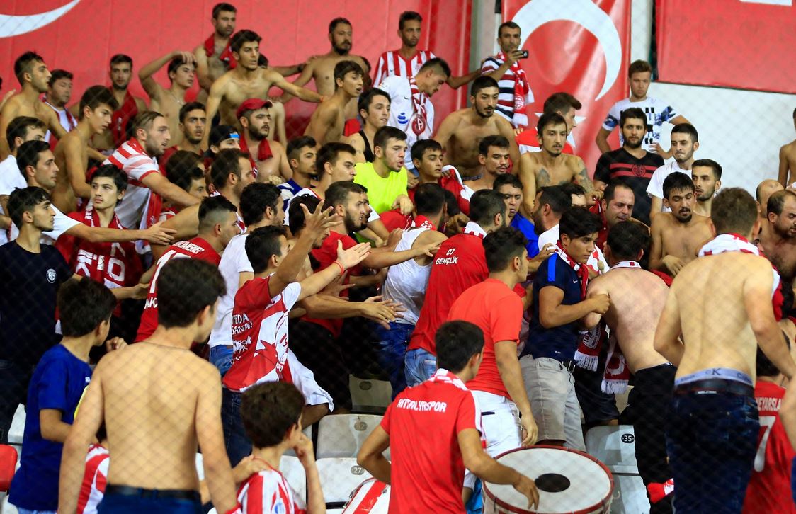 Antalyaspor Tribününde Olay Çıktı