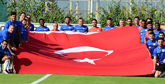 Futbolculardan Bayraklı Kutlama