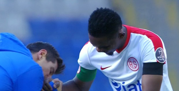 Emre, Eto’o’nun Elini Öptü