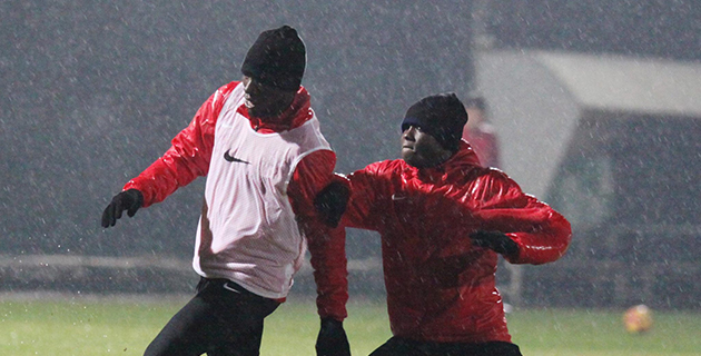 İki Yabancıyla Daha Yollar Ayrılıyor