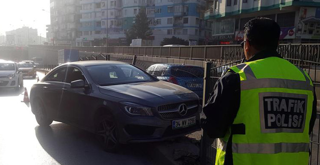Deniz Kadah Trafik Kazası Yaptı