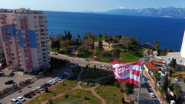 Antalyaspor Bayrağı Antalya’nın Kalbinde