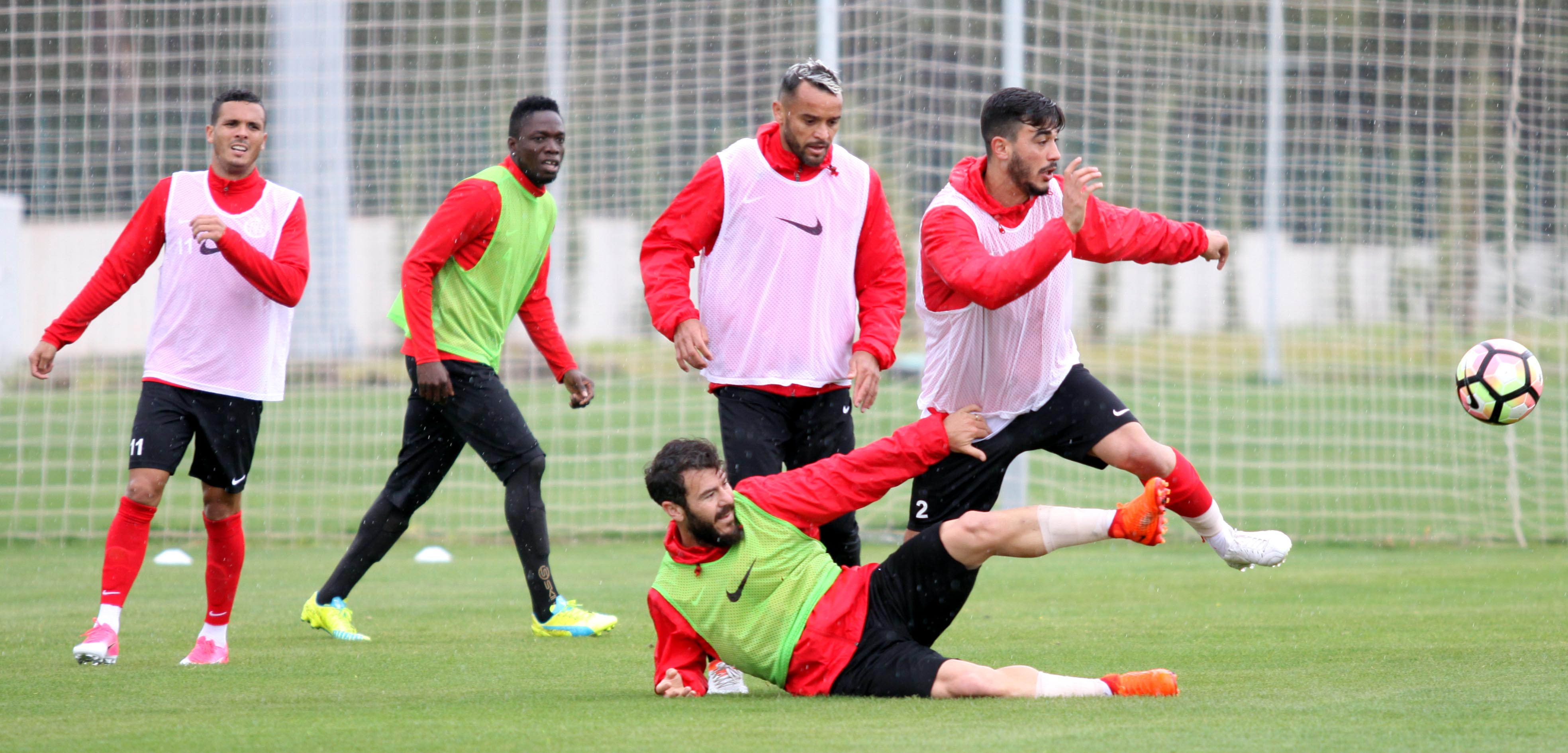 İki Futbolcunun Sözleşmesi Uzadı