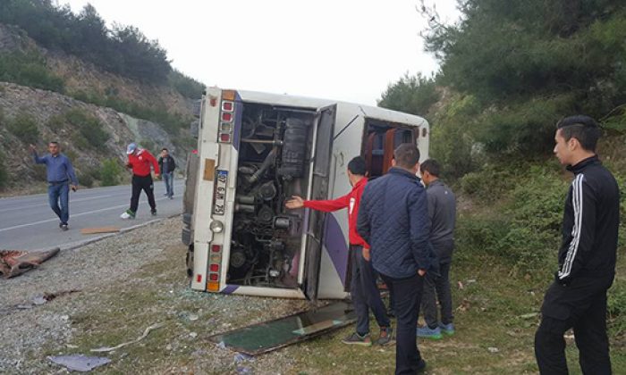 Taraftarları Taşıyan Otobüs Kaza Yaptı