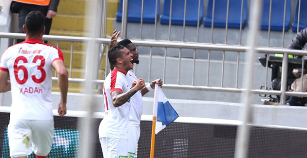 Eto’o Tita’yı Yakaladı