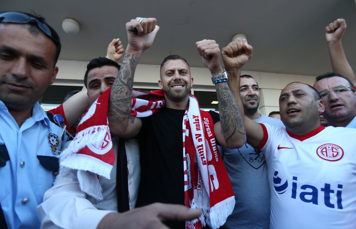 Menez’e Coşkulu Karşılama