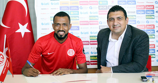 Maicon Resmi İmzayı Attı