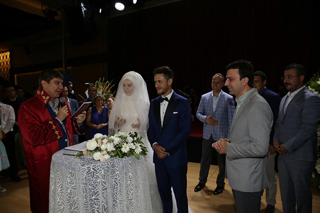 Musa Nizam İmzayı Attı