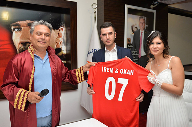 Ümit Uysal’dan Forma Jesti