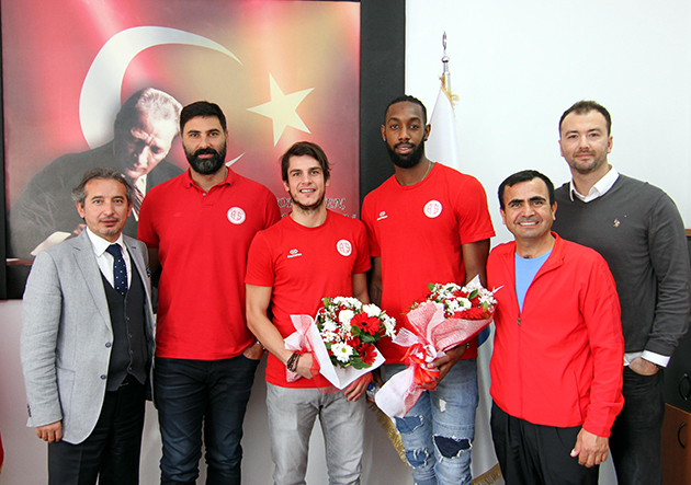 Basketbolcular Öğrencilerin Konuğu Oldu