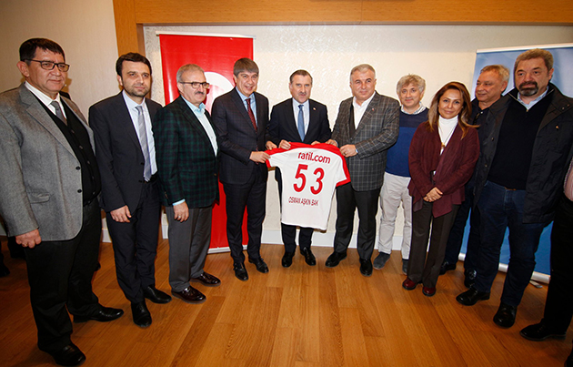 Bakan Bak’a Forma Hediye Edildi