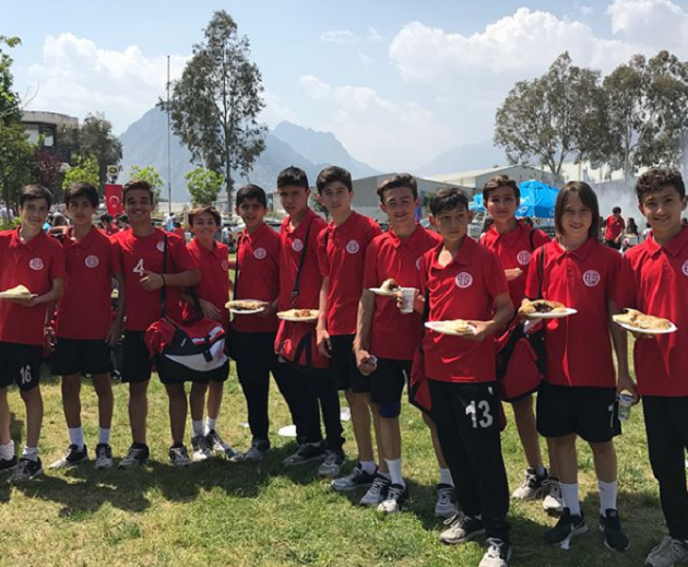 Gençlerden Mangal Partisi