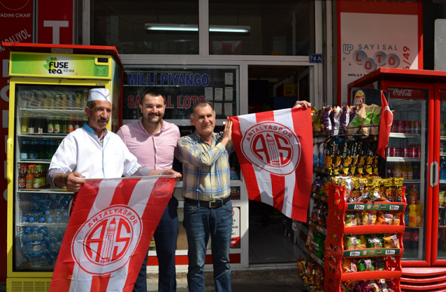 Antalya Esnafına Antalyaspor Bayrakları Dağıtıldı