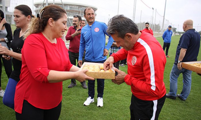 Personelden Oyunculara Tatlı Kutlama