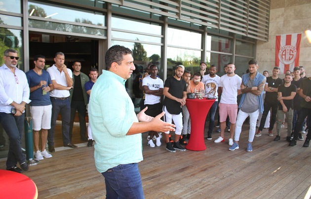 Ali Şafak Öztürk, Oyuncular ve Teknik Heyeti Ağırladı