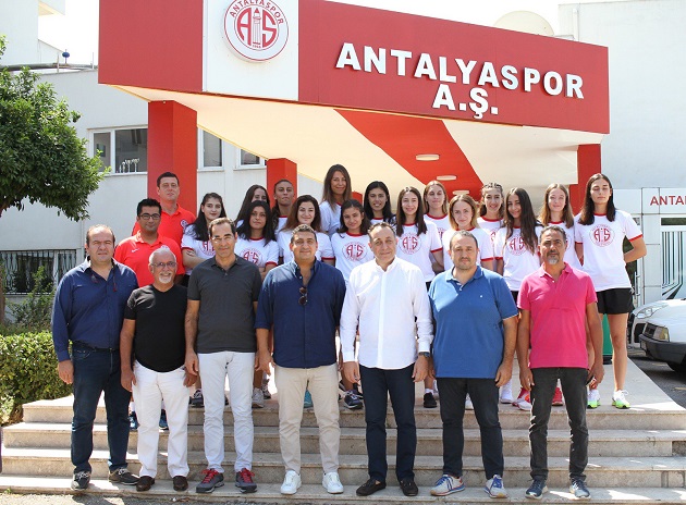 Voleybol Takımı İçin İmza ve Tanıtım Töreni Düzenlendi
