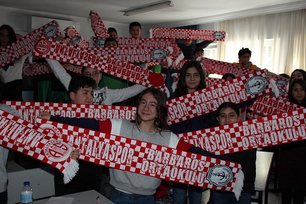 Öğrencilerin Karne Hediyesi Antalyaspor Atkısı Oldu